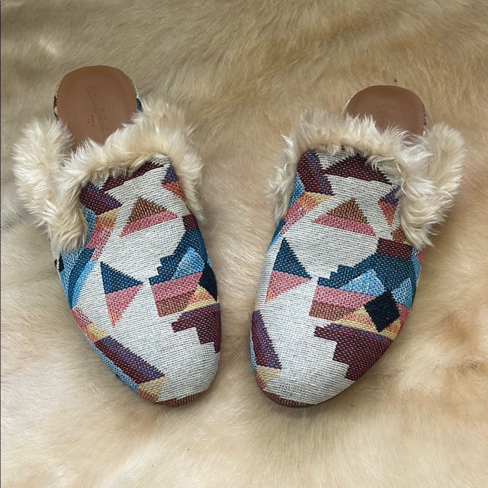 Geometric Patterned Fur-Lined Slippers